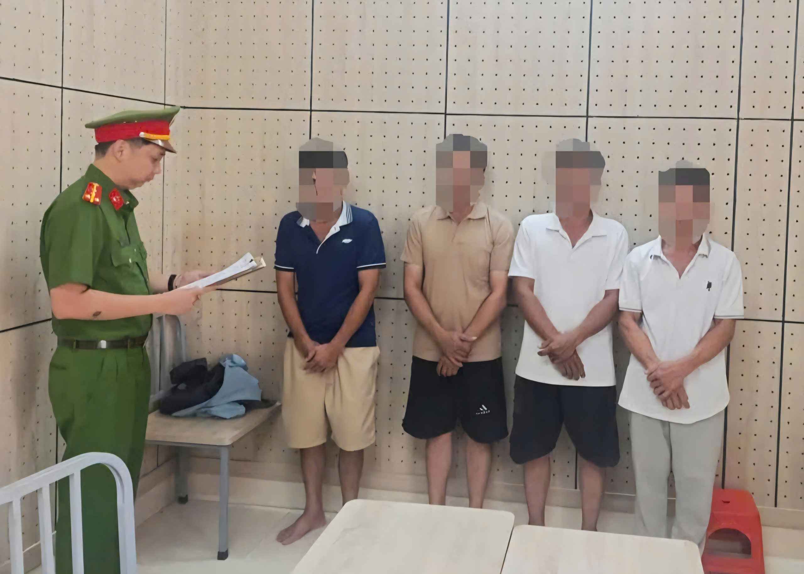 Các đối tượng tham gia tụ điểm cá độ bóng đá tại xã Ninh Gia bị công an bắt giữ. Ảnh: Công an 