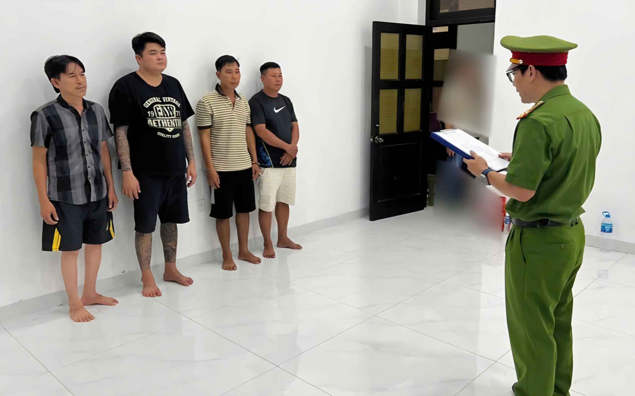 Công an tỉnh Lâm Đồng triệt phá, bắt giữ các đối tượng trong đường dây cá độ bóng đá hơn 3,5 tỉ đồng. Ảnh: Công an 