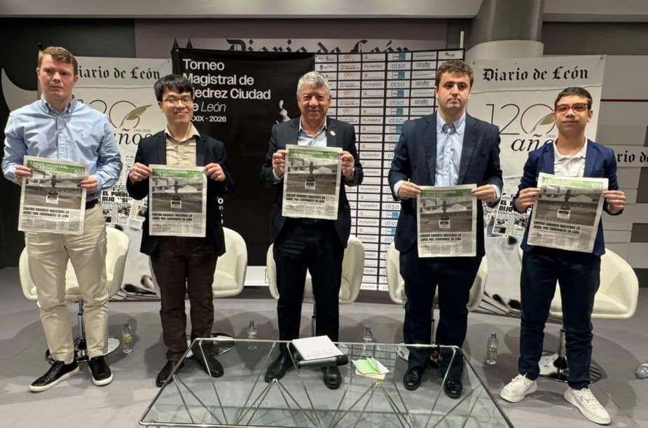 Le Quang Liem and players at the Leon Masters 2026 chess tournament. Photo: Diario de Leon