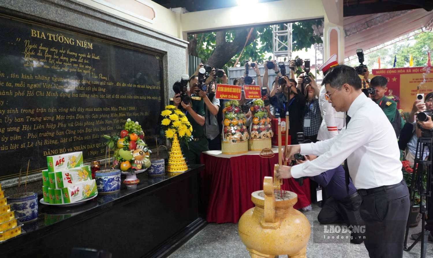 Prime Minister Le Minh Hung offers incense to commemorate heroic martyrs at Le Thi Rieng Park. Photo: Anh Tu