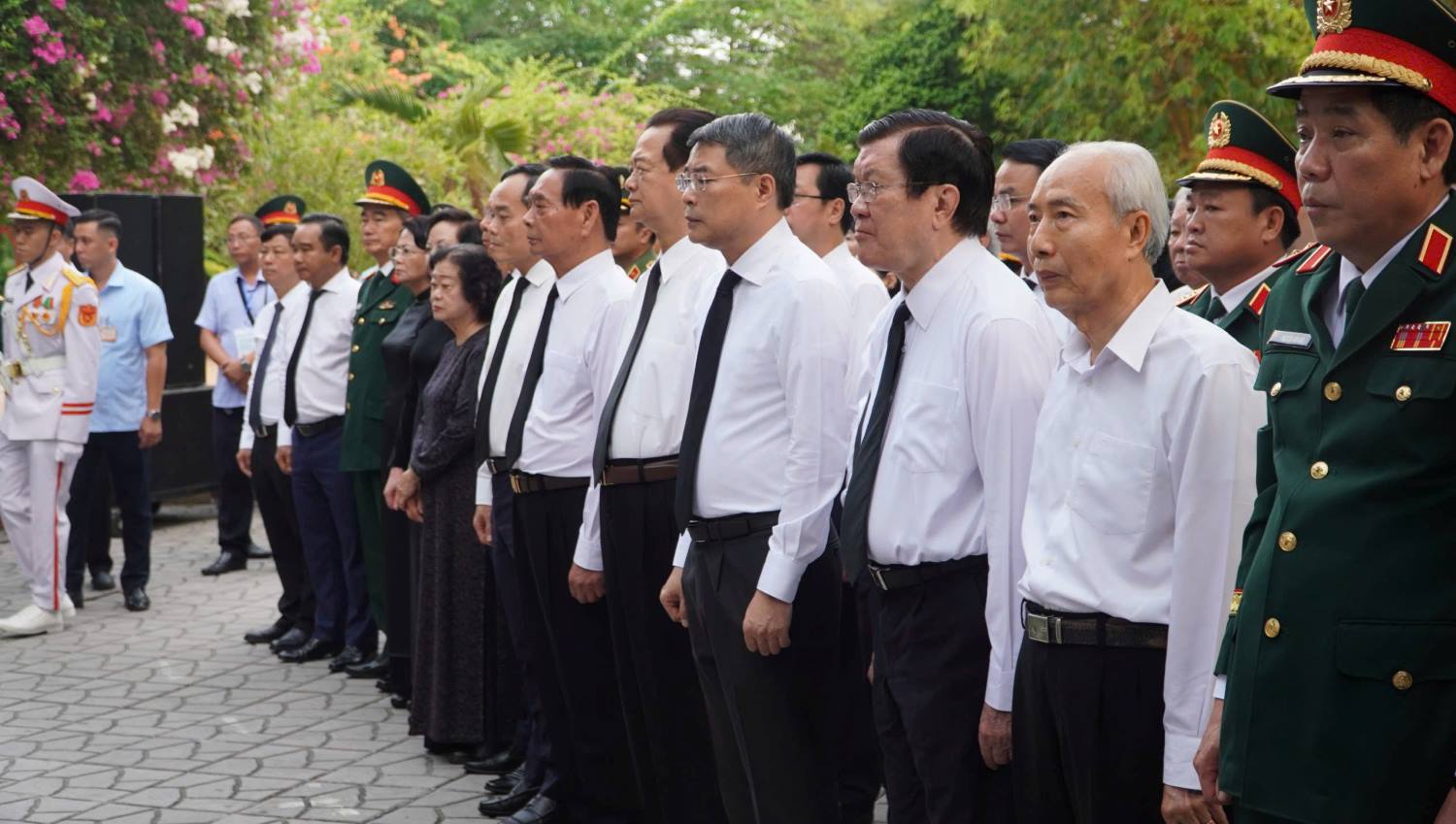 Các đại biểu dự lễ dâng hương các Anh hùng liệt sĩ tại công viên Lê Thị Riêng.  Ảnh: Anh Tú