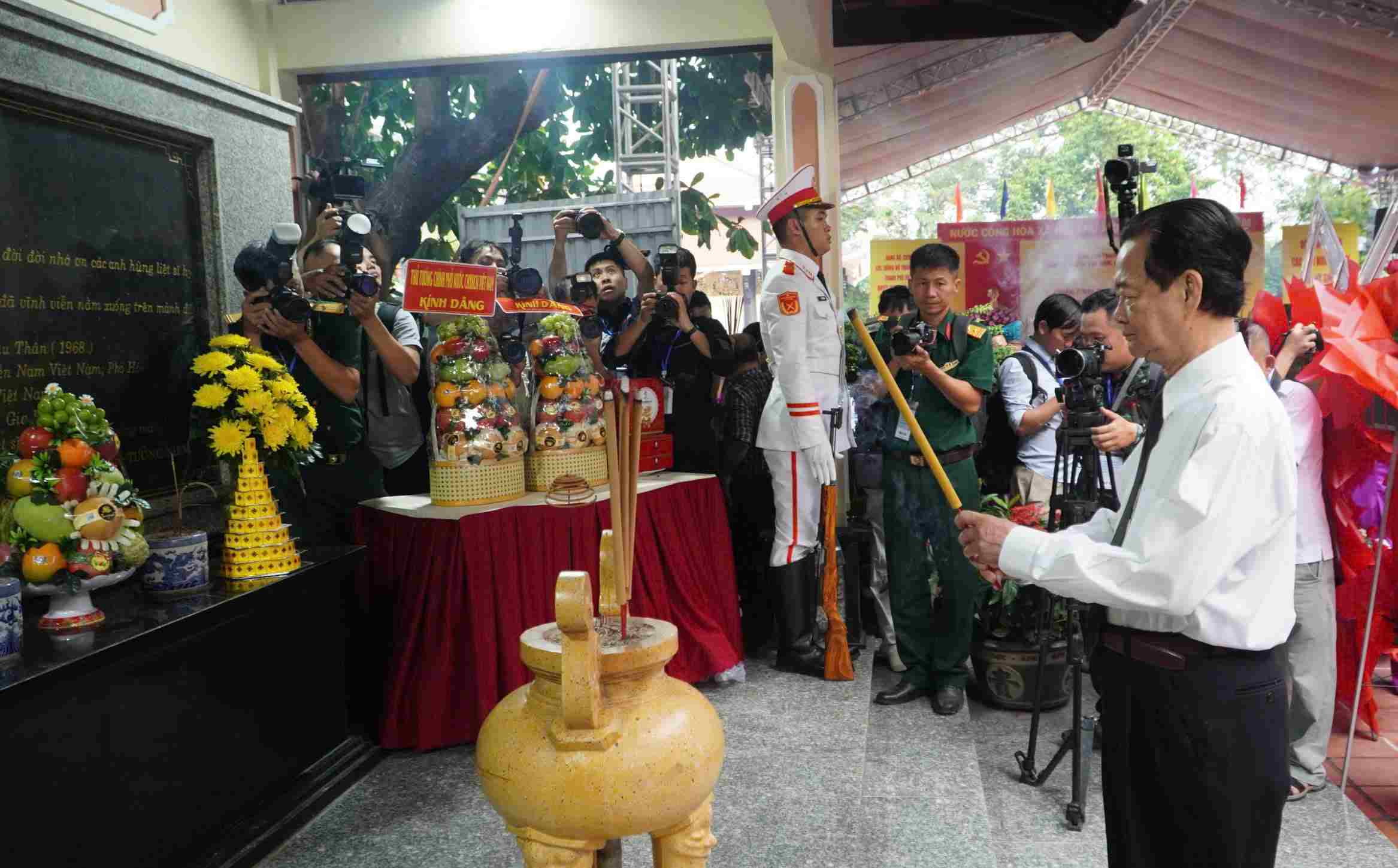 Nguyên Thủ tướng Chính Phủ Nguyễn Tấn Dũng dâng hương. Ảnh: Anh Tú