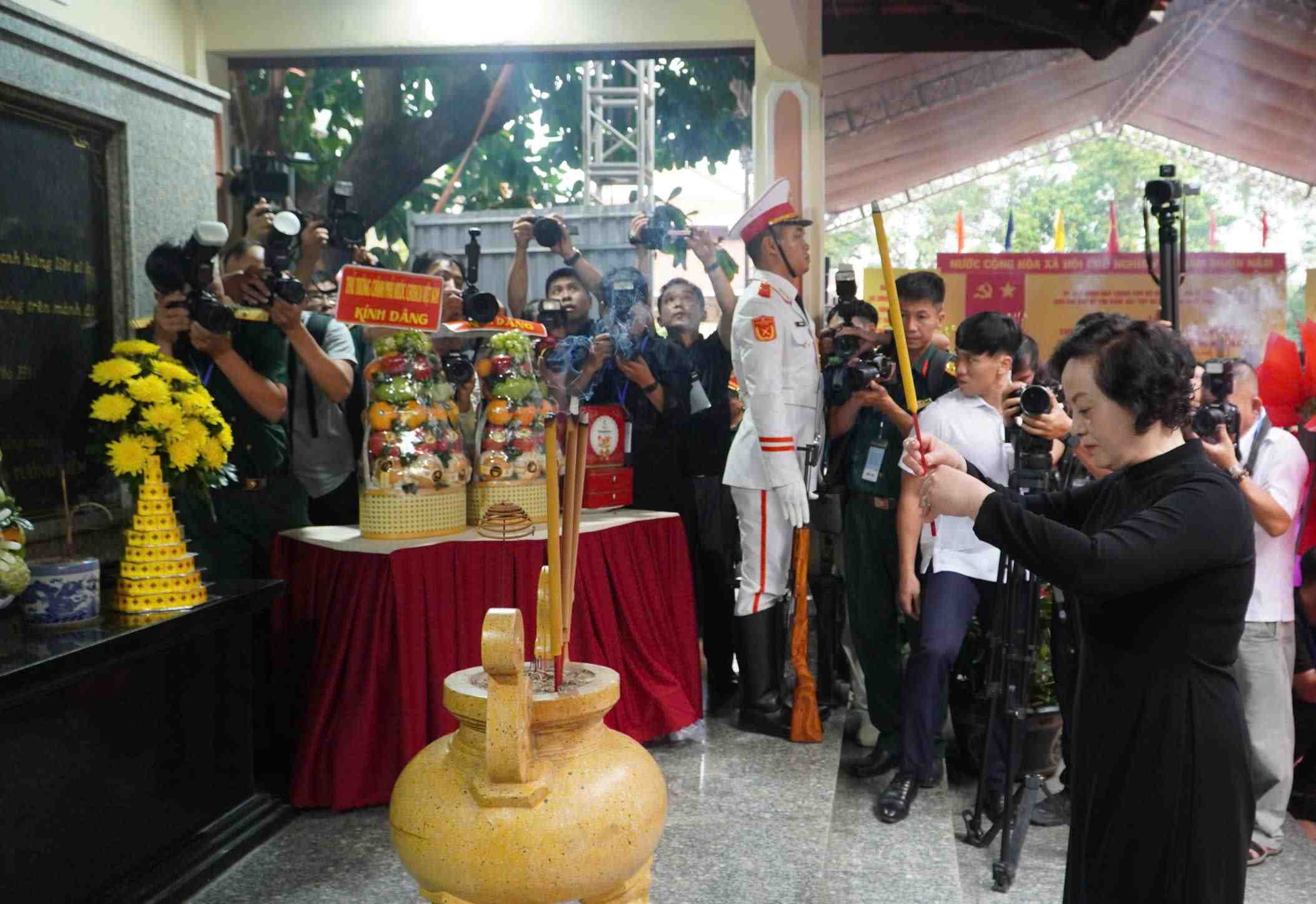 Phó Thủ tướng Phạm Thị Thanh Trà; Bí thư Trung ương Đảng, Trưởng Ban Chỉ đạo 515 quốc gia dâng hương.  Ảnh: Anh Tú