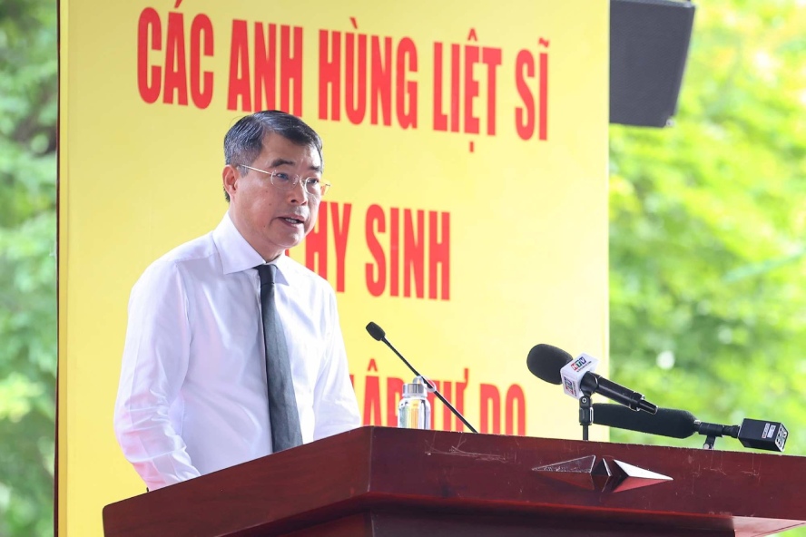 Prime Minister Le Minh Hung speaks at the ceremony to launch the search and repatriation of martyrs' remains at Le Thi Rieng Park. Photo: VGP/Nhat Bac