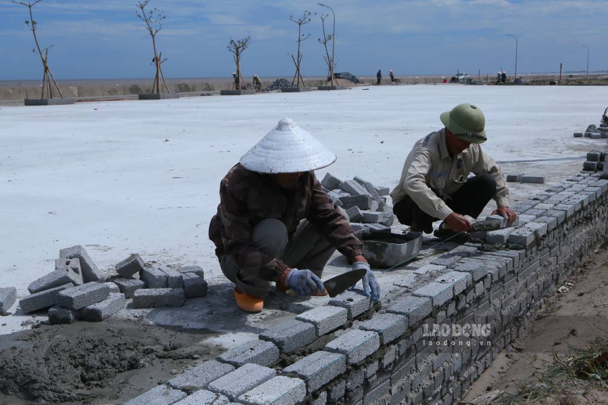 Công nhân thi công chỉnh trang Khu du lịch biển Giao Ninh, xã Giao Ninh, tỉnh Ninh Bình. Ảnh: Lương Hà