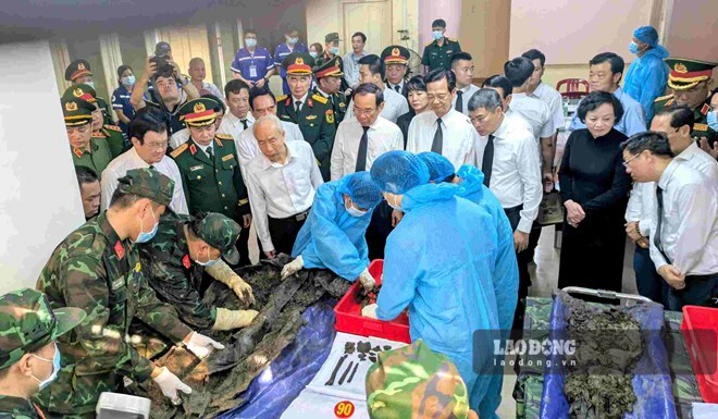 Functional forces remove the remains from the mass grave at Le Thi Rieng Park. Photo: Anh Tu
