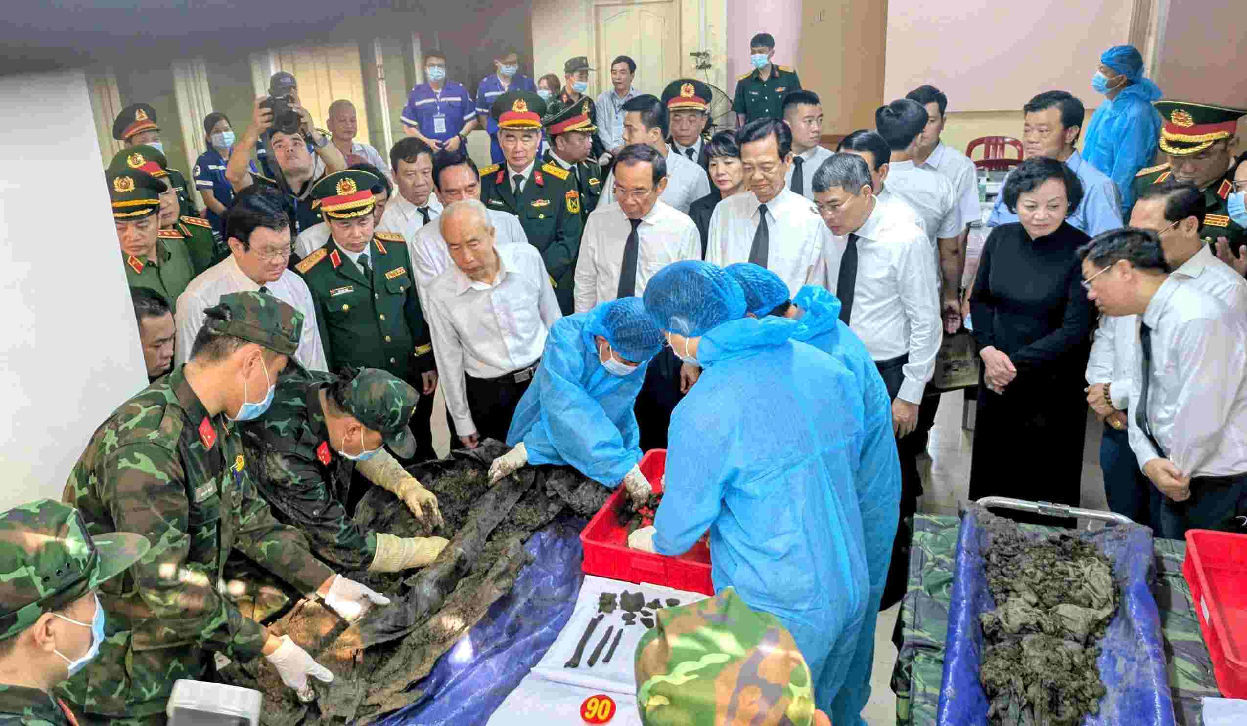Functional forces remove the remains from the mass grave at Le Thi Rieng Park. Photo: Anh Tu