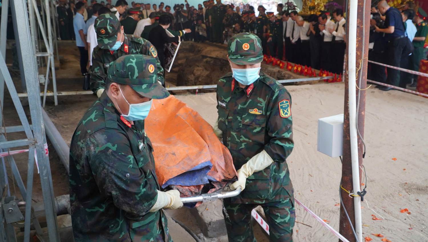 Functional forces remove the remains from the mass grave at Le Thi Rieng Park. Photo: Anh Tu