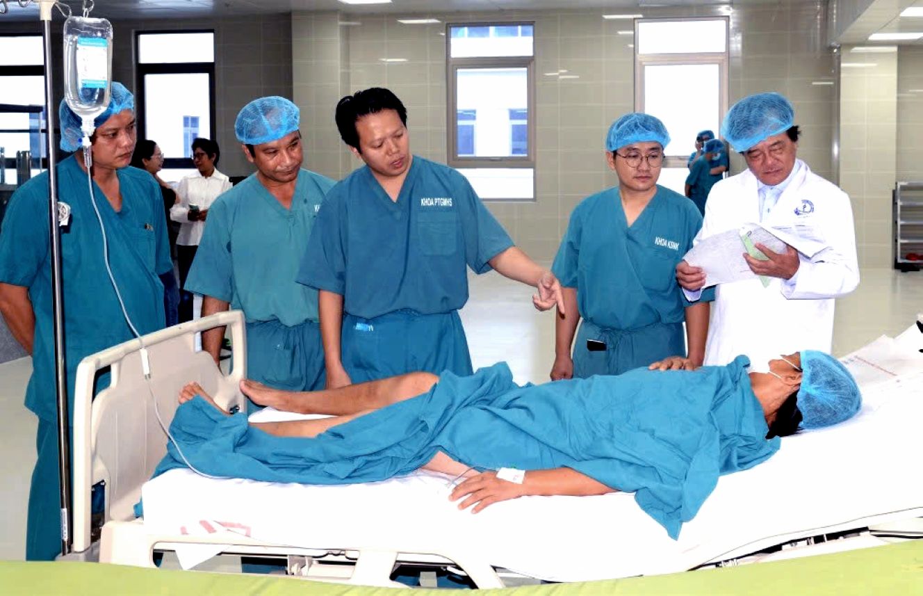 Prof. Dr. Ta Van Tram (right cover photo) and colleagues examine patients. Photo: NVCC