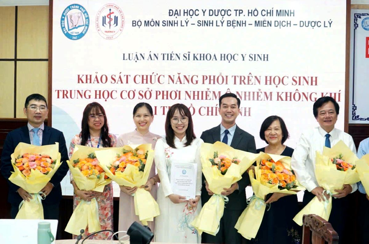 GS.TS Tạ Văn Trầm (bìa phải) tham gia Hội đồng đánh giá luận án tiến sĩ tại Đại học Y Dược TP.HCM, tiếp tục đóng góp vào công tác đào tạo và phát triển nguồn nhân lực y tế chất lượng cao. Ảnh: NVCC