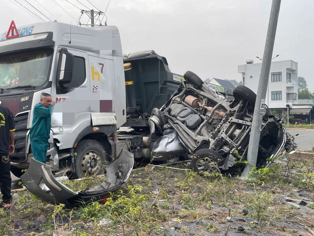 衝突現場では、7人乗り自動車がひどく損傷し、道路で横転しているのが確認されました。写真:読者提供