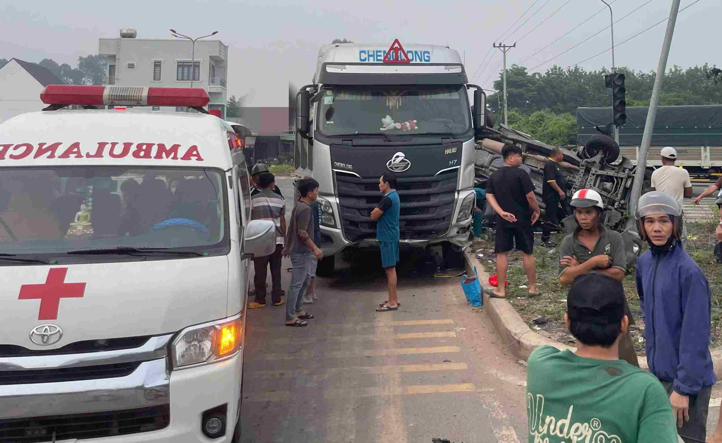 Lực lượng chức năng cùng người dân nhanh chóng có mặt đưa các nạn nhân ra bên ngoài và đi cấp cứu. Ảnh: Đình Trọng