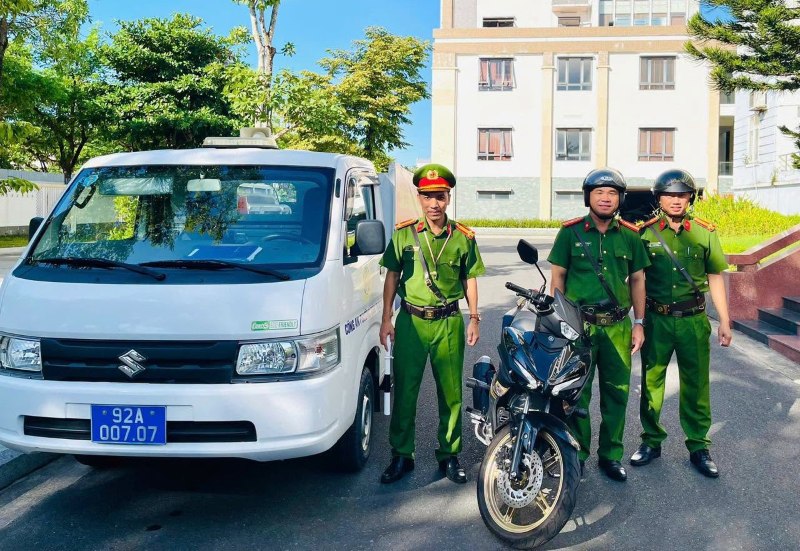 Tổ công tác Công an phường Bàn Thạch, TP.Đà Nẵng ra quân tuyên truyền, xử lý vi phạm An toàn giao thông trên địa bàn. Ảnh: Đ.Dương