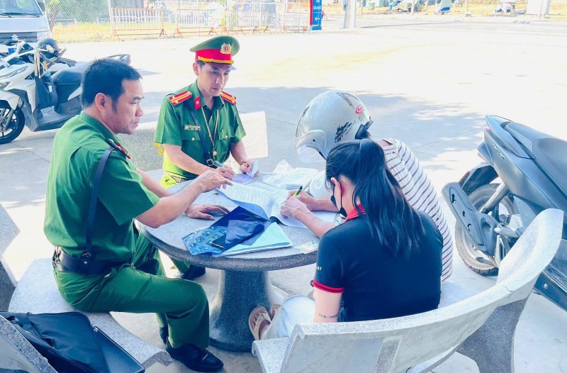 Subjectifs parce qu'ils sont proches de chez eux et pratiques sur la route, de nombreuses personnes du quartier de Ban Thach, à Da Nang, ont été sanctionnées pour ne pas avoir porté de casque. Photo: D. Duong