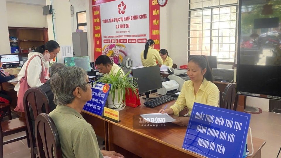 Người dân làm thủ tục tại Trung tâm Phục vụ hành chính công xã Bình Đại. Ảnh: Hoàng Lộc