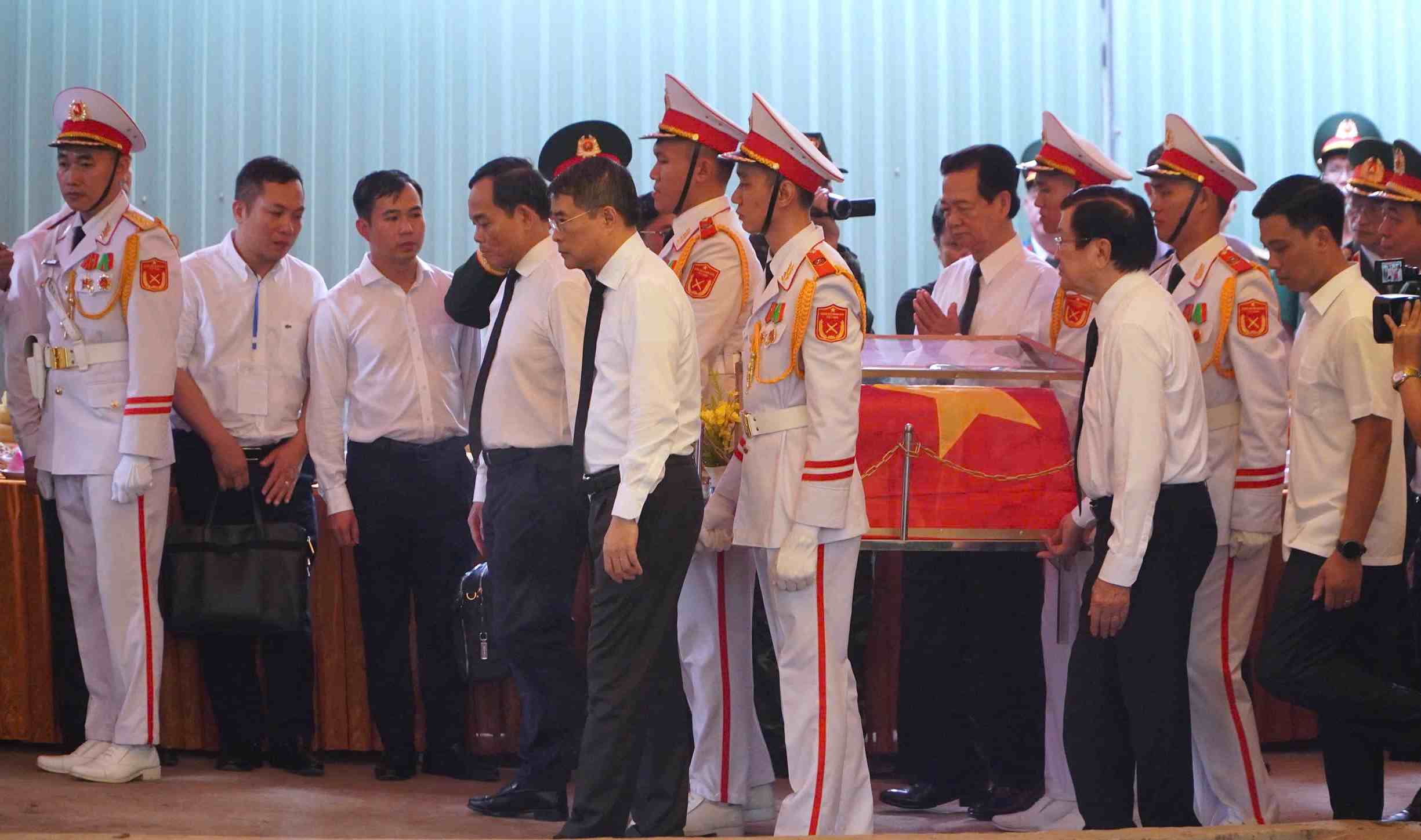 Thủ tướng Chính phủ Lê Minh Hưng cùng các đại biểu đã thực hiện lễ di quan hài cốt các liệt sĩ vừa được phát hiện tại Công viên Lê Thị Riêng.  Ảnh: Anh Tú