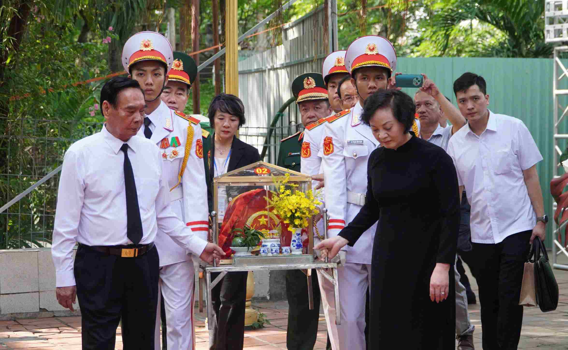 Nguyên Ủy viên Bộ Chính trị, nguyên Thường trực Ban Bí thư Lê Hồng Anh và Bí thư Trung ương Đảng, Phó Thủ tướng Phạm Thị Thanh Trà, Trưởng Ban Chỉ đạo 515 quốc gia thực hiện lễ di quan hài cốt các liệt sĩ mới được phát hiện tại công viên Lê Thị Riêng.  Ảnh: Anh Tú