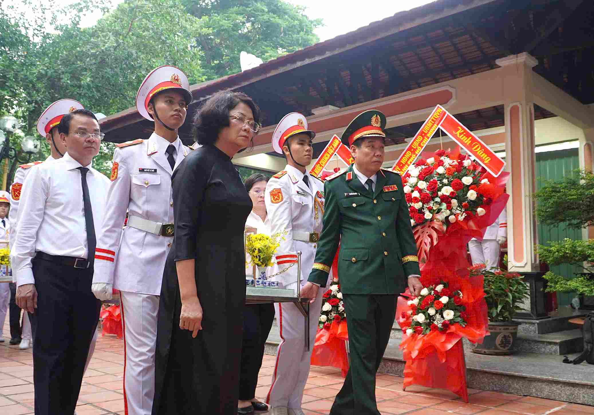 Thượng tướng Nguyễn Văn Gấu - Ủy viên Trung ương Đảng, Thứ trưởng Bộ Quốc phòng, Phó trưởng Ban Chỉ đạo Quốc gia cùng nguyên Phó chủ tịch nước Đặng Thị Ngọc Thịnh thực hiện lễ di quan hài cốt các liệt sĩ mới được phát hiện tại công viên Lê Thị Riêng.  Ảnh: Anh Tú
