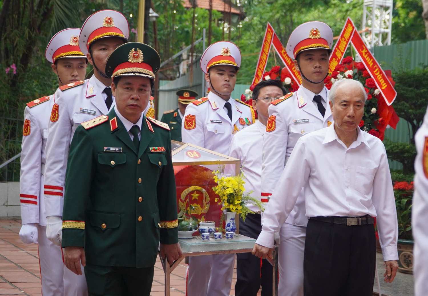 Các đại biểu thực hiện nghi thức di quan hài cốt các liệt sĩ vừa được phát hiện tại Công viên Lê Thị Riêng. Ảnh: Anh Tú