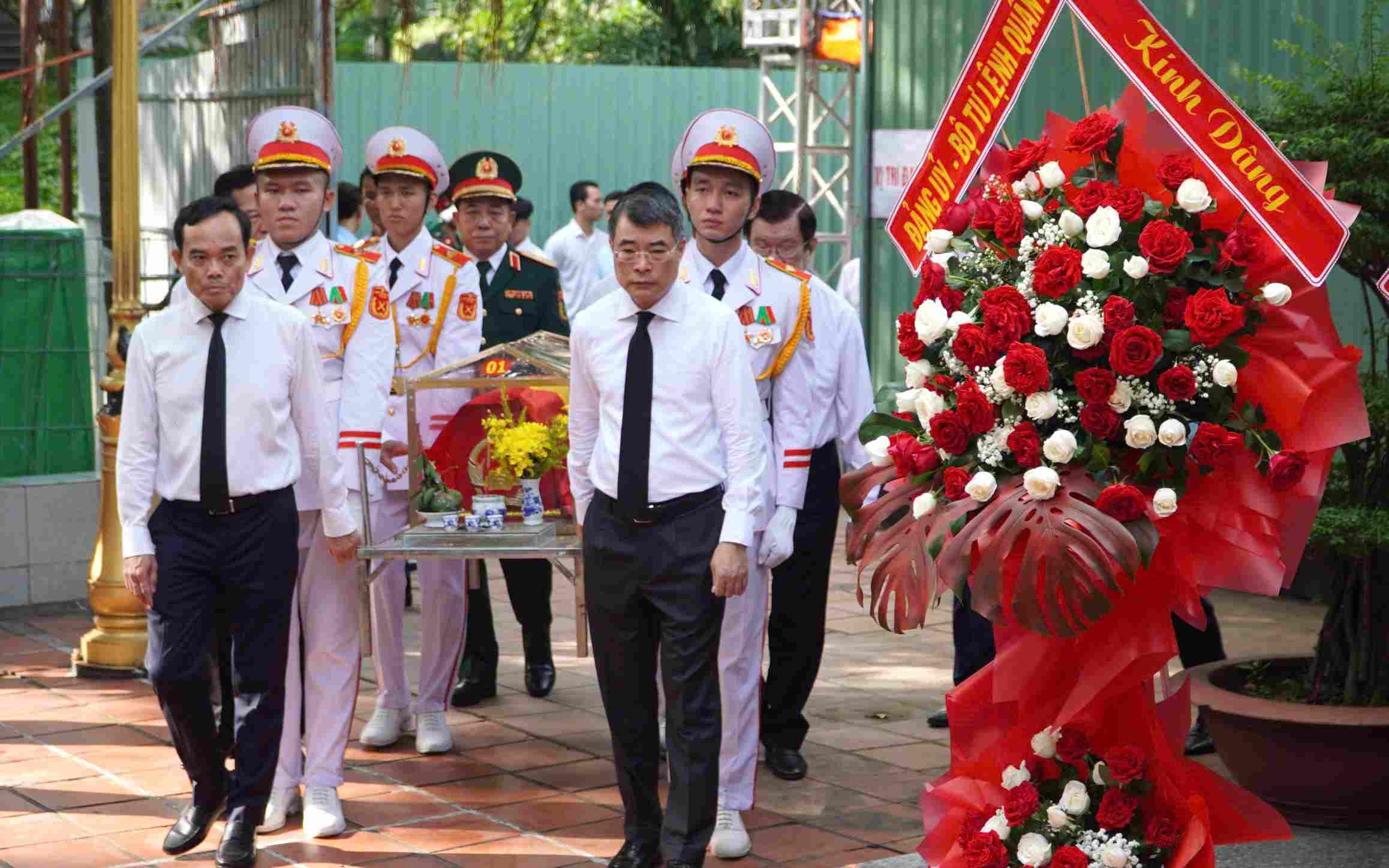 Le membre du Bureau politique, Premier ministre Lê Minh Hưng et le membre du Bureau politique, secrétaire du Comité municipal du Parti de Hô Chi Minh-Ville Trần Lưu Quang procèdent au transfert des restes des martyrs nouvellement retrouvés au parc Lê Thị Riêng. Photo: Anh Tú