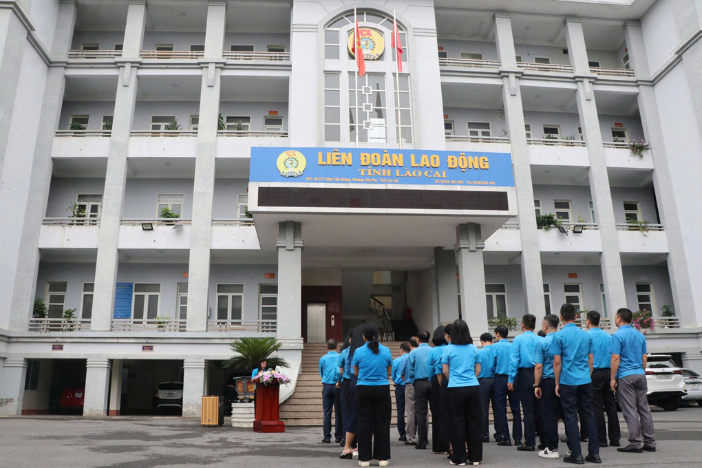 Lễ chào cờ góp phần lan tỏa tinh thần trách nhiệm trong cán bộ công đoàn. Ảnh: Mạnh Hùng