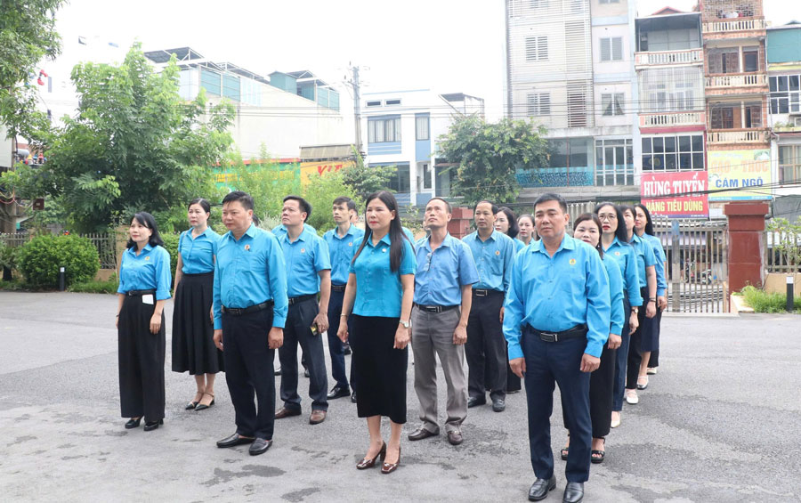 Lao Cai Provincial Labor Federation will maintain the flag salute ceremony and monthly ideological activities. Photo: Manh Hung