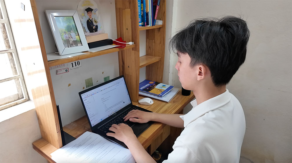 AIテクノロジーは、多くの受験生、特に首席卒業生の学習の助けになりつつあります。写真:チャン・ティ