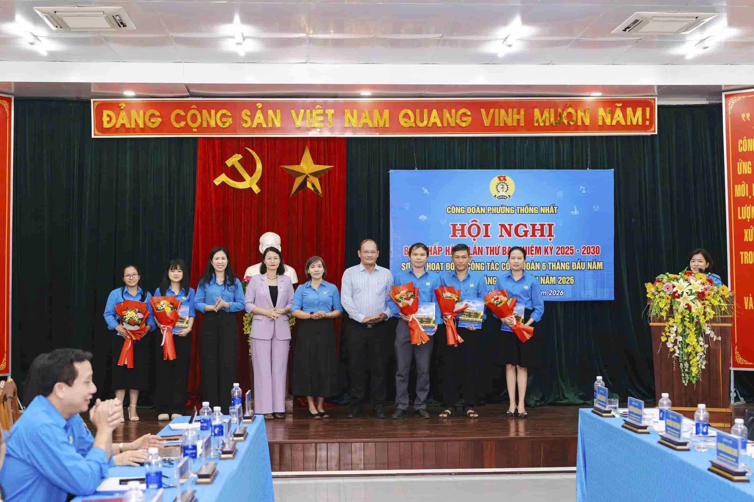 Commending and rewarding grassroots trade unions in Thong Nhat ward. Photo: Thanh Tuan