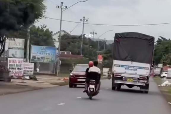 Thanh niên điều khiển xe máy lạng lách, đánh võng trên Quốc lộ 27 ở Đắk Lắk. Ảnh: Người dân cung cấp