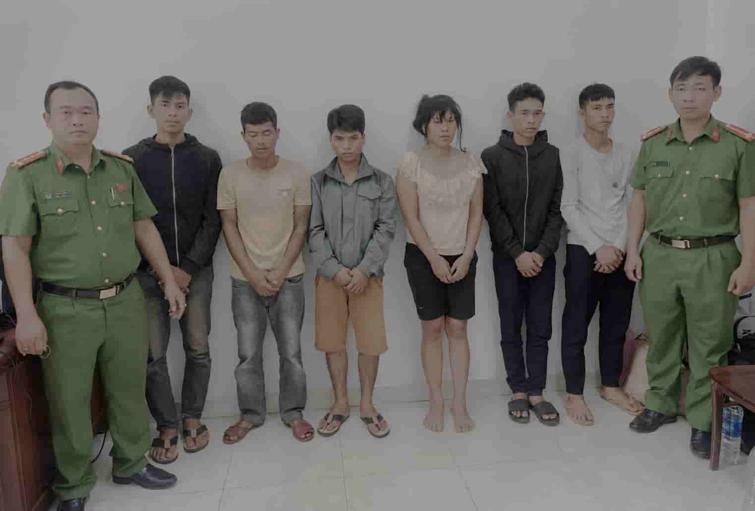 Các đối tượng liên quan đến vụ án mua bán, sử dụng trái phép chất ma túy tại cơ quan công an. Ảnh: ĐVCC