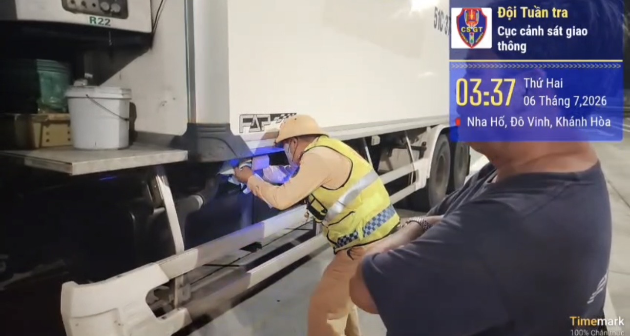Les autorités ont découvert que le chauffeur du camion avait commis une infraction d'alcoolémie lors de la circulation sur l'autoroute. Photo: Département de la police de la circulation