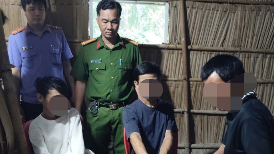 Tres sujetos fueron detenidos penalmente por la Agencia de Investigación Policial para investigar el acto de organizar el uso ilegal de drogas. Foto: Policía de Vinh Long