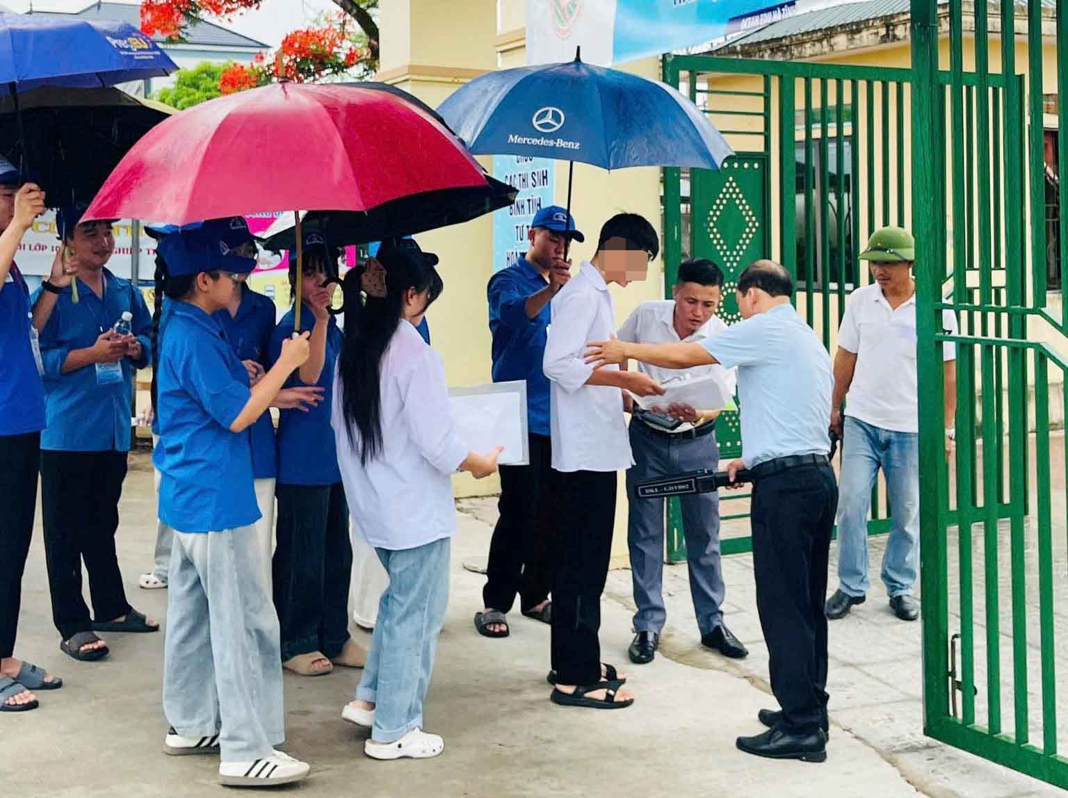 Ha Tinh Department of Education and Training has just spoken out about the results of a test room achieving multiple scores of 10 in mathematics. Pictured are candidates attending the high school graduation exam at an exam site in Ha Tinh. Photo: Doan Tuan