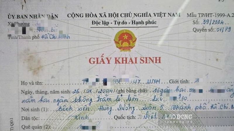 Dossier to identify dependents as biological children of personal income taxpayers includes a photocopy of the child's birth certificate. Photo: Duc Long