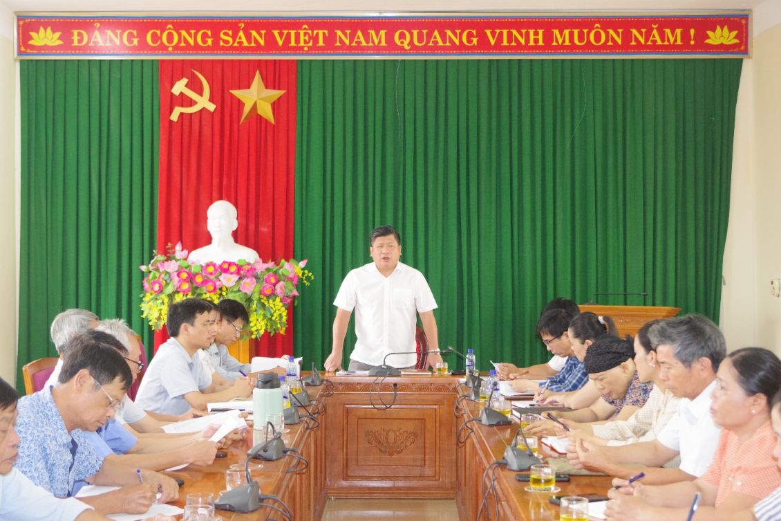 Mr. Dao Ngoc Duc - Deputy Secretary of the Party Committee, Chairman of Ba Dinh Commune People's Committee chairs the new rural construction conference in the commune. Photo: Ba Dinh Commune People's Committee