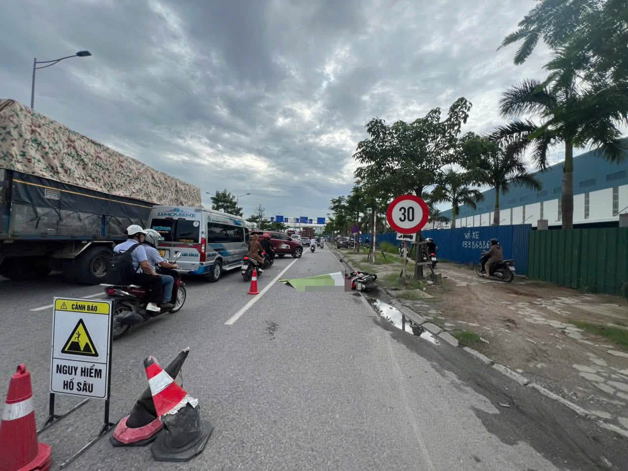 Scène de l'accident de la circulation entre une moto et un camion semi-remorque. Photo: Équipe de police de la circulation routière n° 4 de la police municipale de Hai Phong