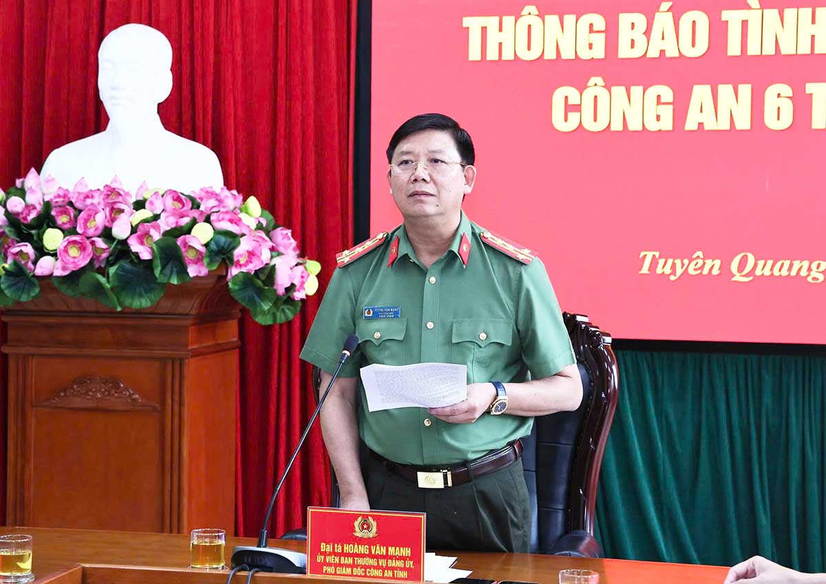Đại tá Hoàng Văn Mạnh, Phó Giám đốc Công an tỉnh Tuyên Quang chủ trì cuộc họp báo. Ảnh: Việt Bắc.