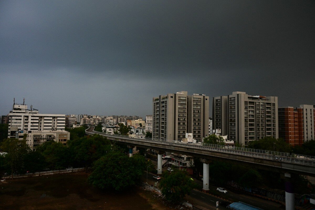 Nubes negras cubren la ciudad de Nueva Delhi, la capital de la India, el 6 de julio. Las fuertes lluvias han provocado inundaciones y afectado muchos lugares en toda la India. Foto: AFP