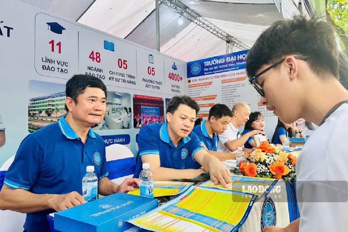 Candidates learn about admission information to the University of Mining and Geology in 2026. Photo: Van Trang