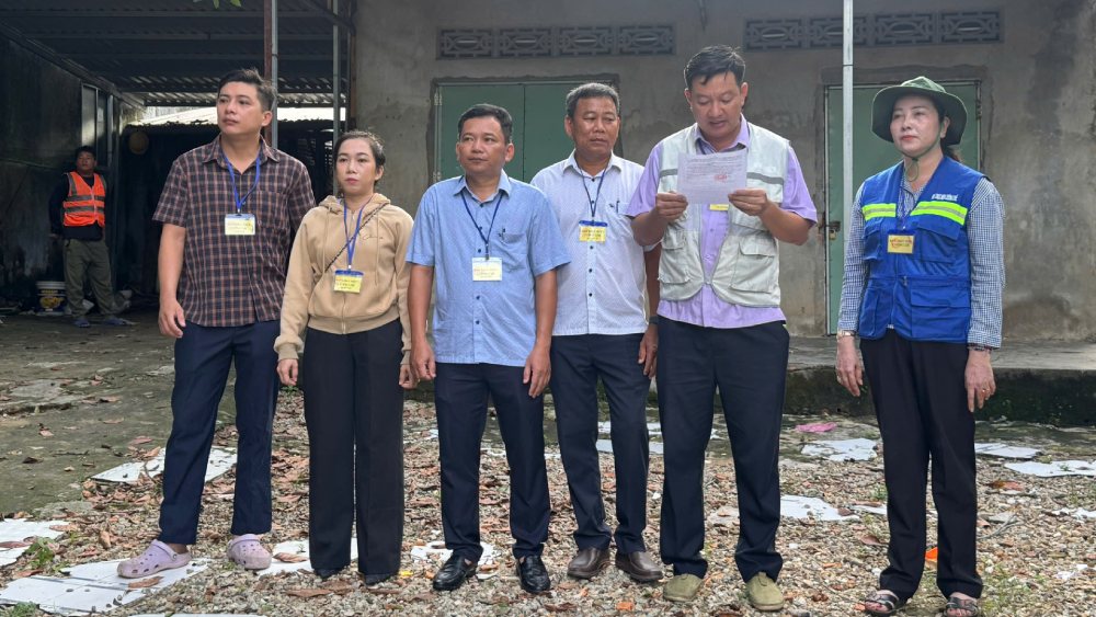 Lực lượng chức năng đọc quyết định cưỡng chế. Ảnh: Hoàng Dung