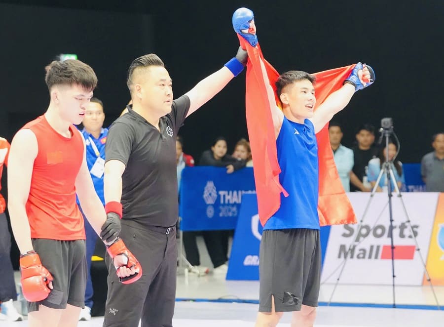 MMA fighter Quang Van Minh (blue shirt) once won a gold medal at SEA Games 33. Photo: VMMAF