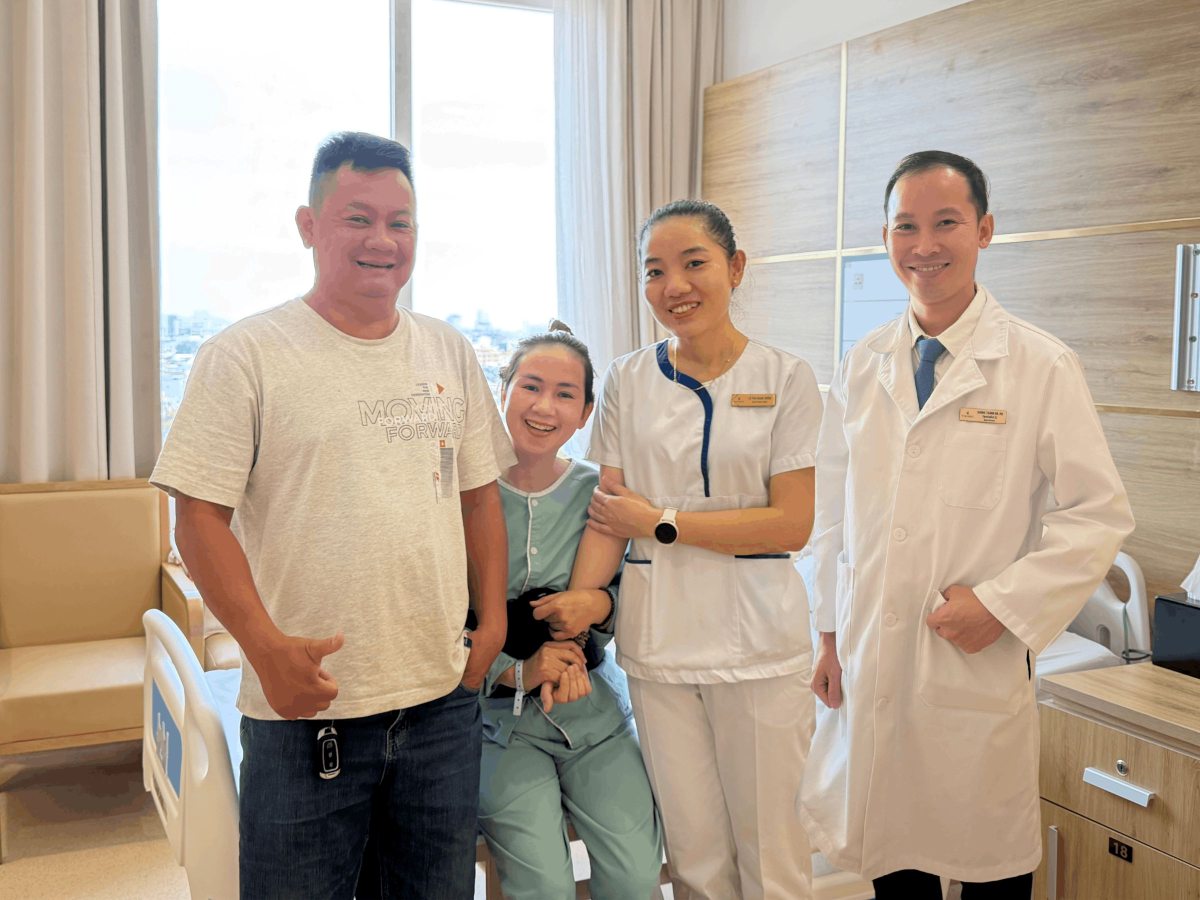 Ms. Trang's journey of hundreds of kilometers closed with a happy smile on her discharge day. Photo: Vinmec
