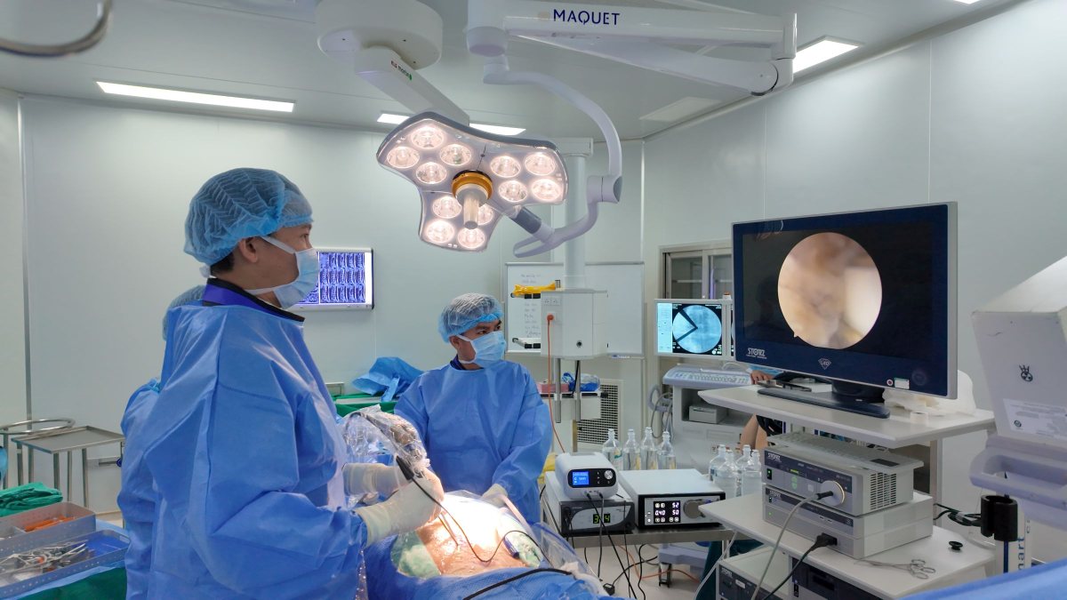 Ê-kíp bác sĩ Vinmec Đà Nẵng thực hiện phẫu thuật. Ảnh: Vinmec