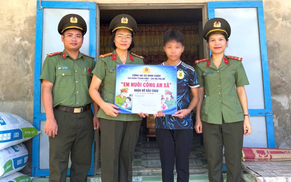 The Youth Union and Women's Union of Ninh Chau Commune Police sponsor students in difficult circumstances in the "Commune Police Foster Siblings" program. Photo: Ninh Chau Commune Police