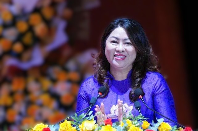 Ms. Nguyen Thi Thu Lan receives a new assignment at the Vietnam Fatherland Front Committee of Da Nang City. Photo: Truong An