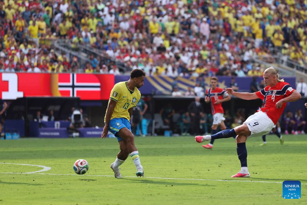 Cú sút như búa bổ của Haaland dập tắt mọi hi vọng của Brazil. Ảnh: Xinhua