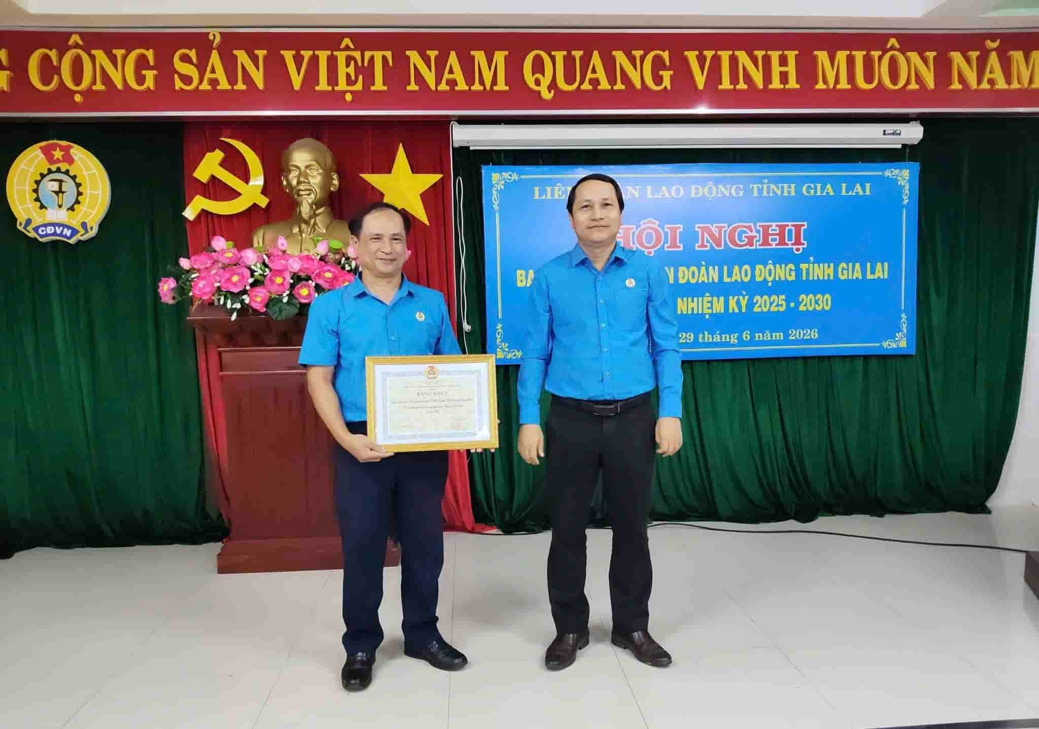 Đại diện Công đoàn công ty nhận bằng khen của Liên đoàn Lao động tỉnh Gia Lai. Ảnh: Thanh Tuấn