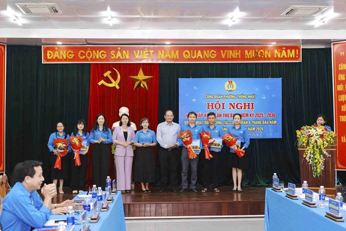 Biểu dương, khen thưởng các Công đoàn cơ sở phường Thống Nhất. Ảnh: Thanh Tuấn
