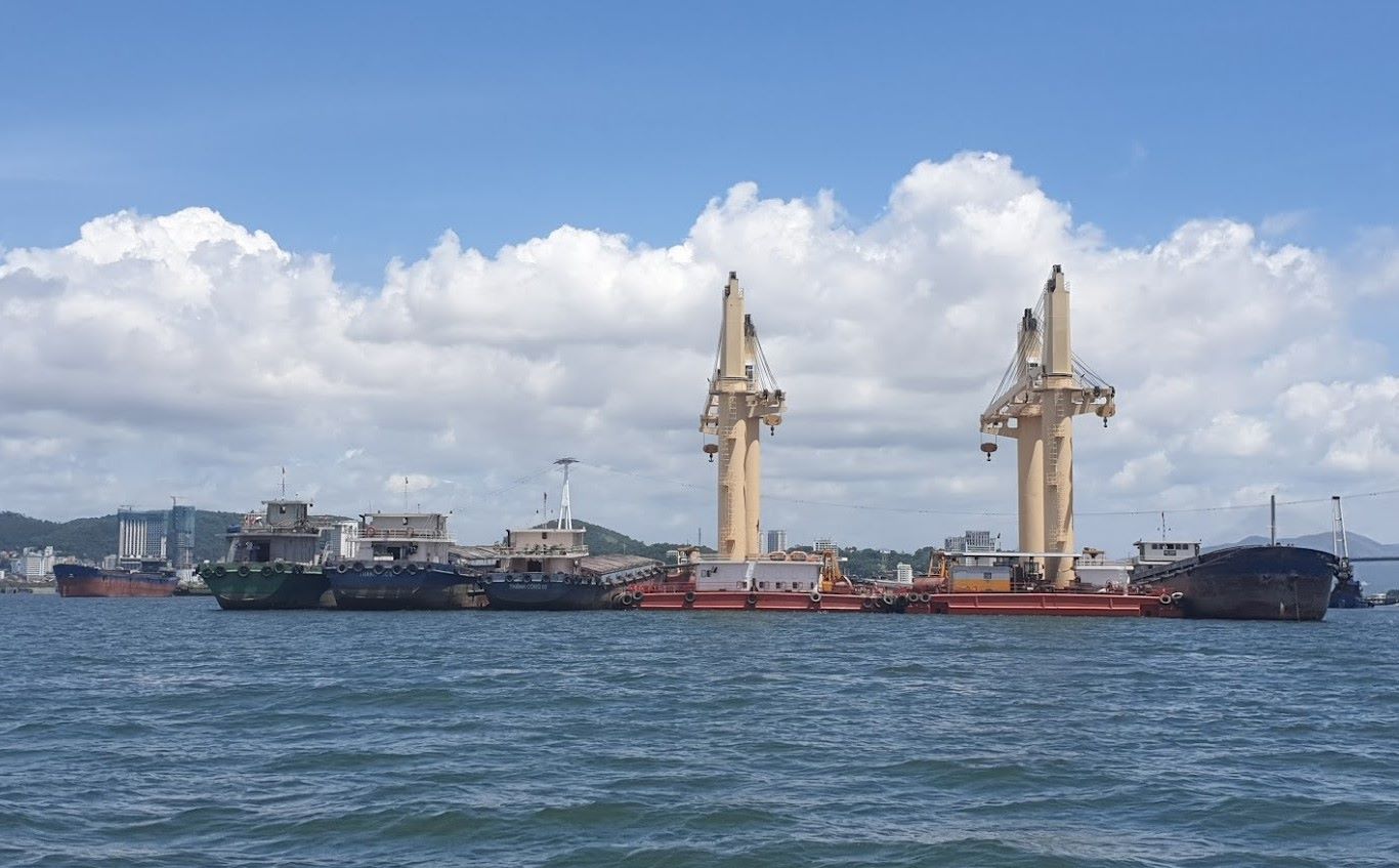 Hon Gai - Cai Lan channel is heavily silted up because it has not been dredged for more than 6 years. Photo: Nguyen Hung
