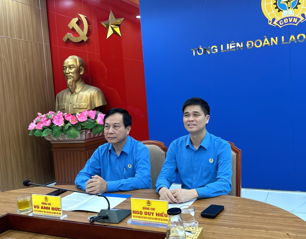 Đồng chí Ngọ Duy Hiểu, Phó Bí thư Thường trực Đảng ủy, Phó Chủ tịch Thường trực Tổng LĐLĐVN; đồng chí Vũ Anh Đức - Phó Bí thư Đảng ủy Tổng LĐLĐVN (bên trái ảnh) tham dự lễ phát động. Ảnh: Hà Anh